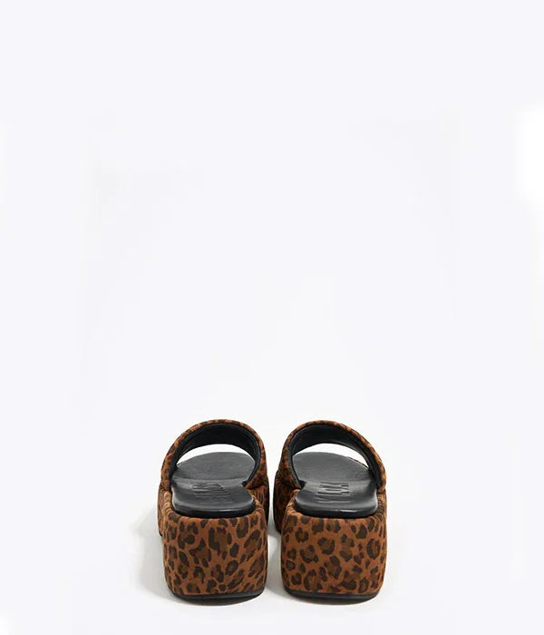 כפכפי פלטפורמה בדוגמת מנומר, מבט מאחור, רקע לבן, אופנת נשים CHOZEN