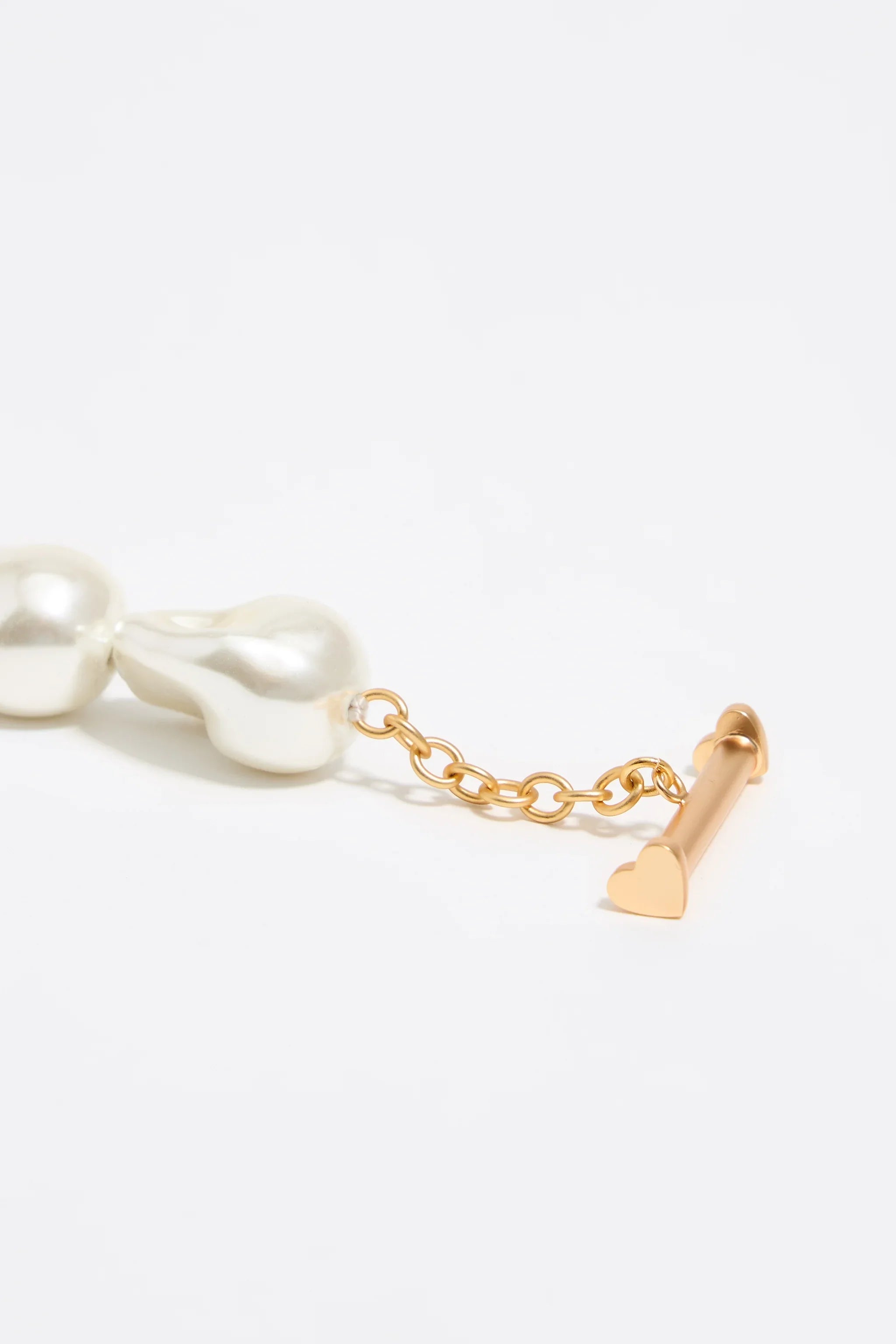 סוגר שרשרת פנינים בסגנון לבב זהב, צילום תקריב, קניון CHOZEN מותגי יוקרה