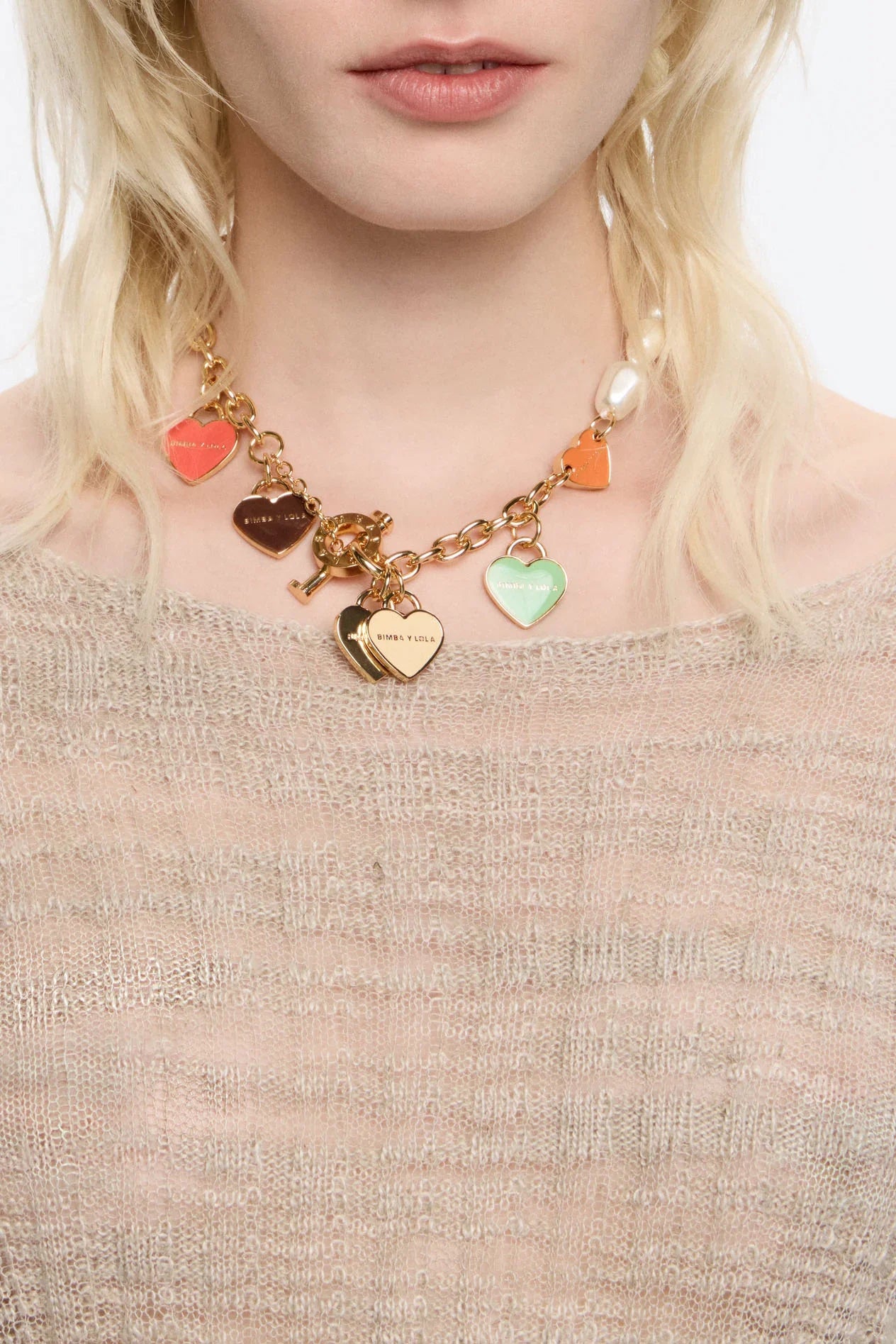 שרשרת זהב עם תליוני לב צבעוניים, מותג BIMBA Y LOLA, נמכר ב-CHOZEN