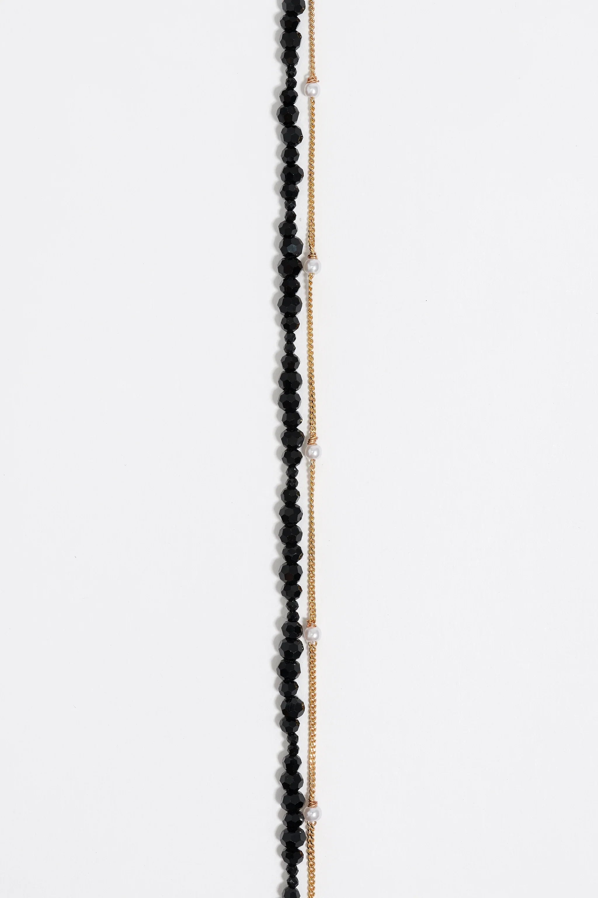 שרשרת אופנה עם חרוזים שחורים, שרשרת זהב ועדינות פנינים, צילום מוצר CHOZEN