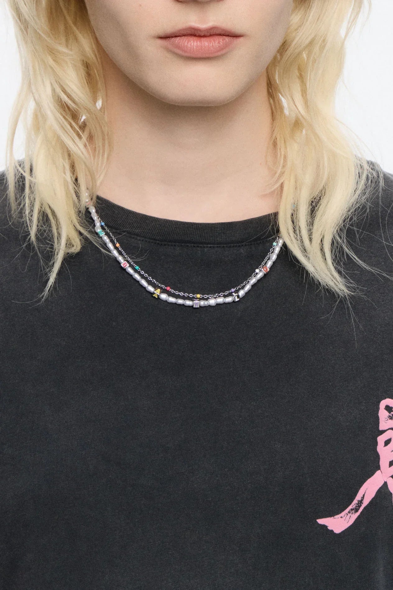 שרשרת חרוזים צבעונית לאישה, מצולמת על חולצה שחורה, קולקציית CHOZEN מותגים מובילים