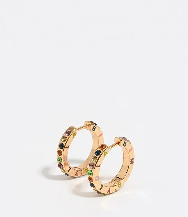 עגילי זהב עגולים לנשים עם אבני חן צבעוניות, מצולם על רקע לבן, CHOZEN מותגים מובילים