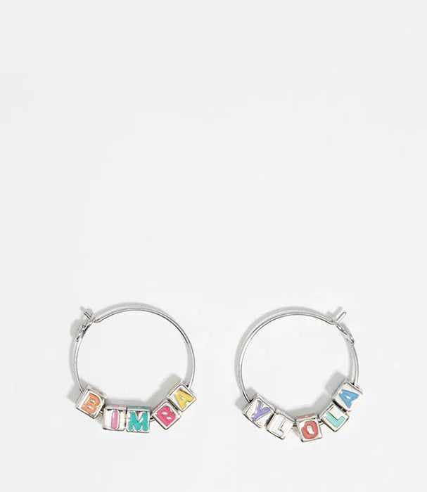 עגילי חישוק מכסף עם תליוני אותיות צבעוניים BIMBA Y LOLA, מבית CHOZEN, מותגים מובילים