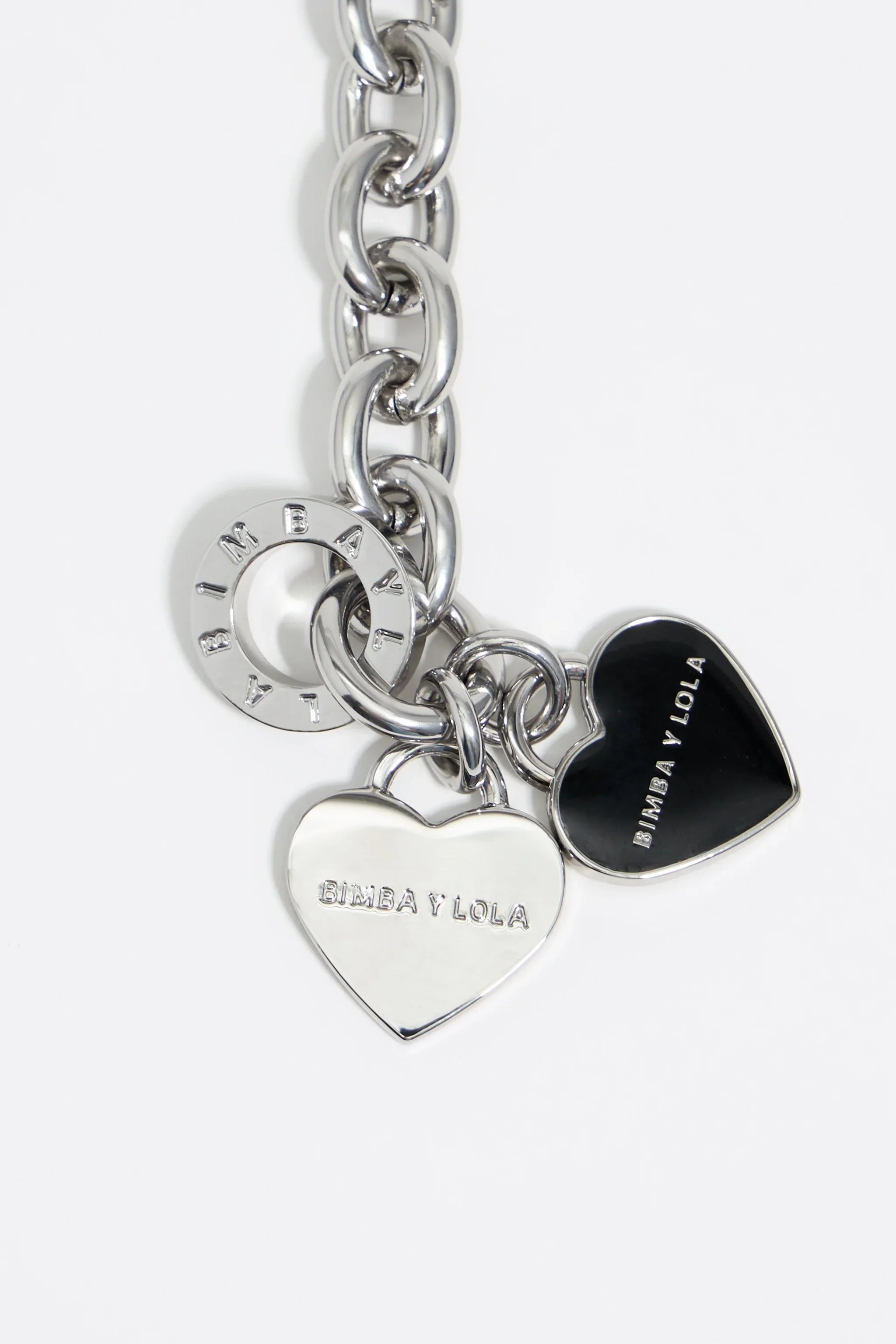 צמיד שרשרת כסף עם תליון לב כסף ולב שחור, המותג BIMBA Y LOLA, מבית קבוצת אלפא
