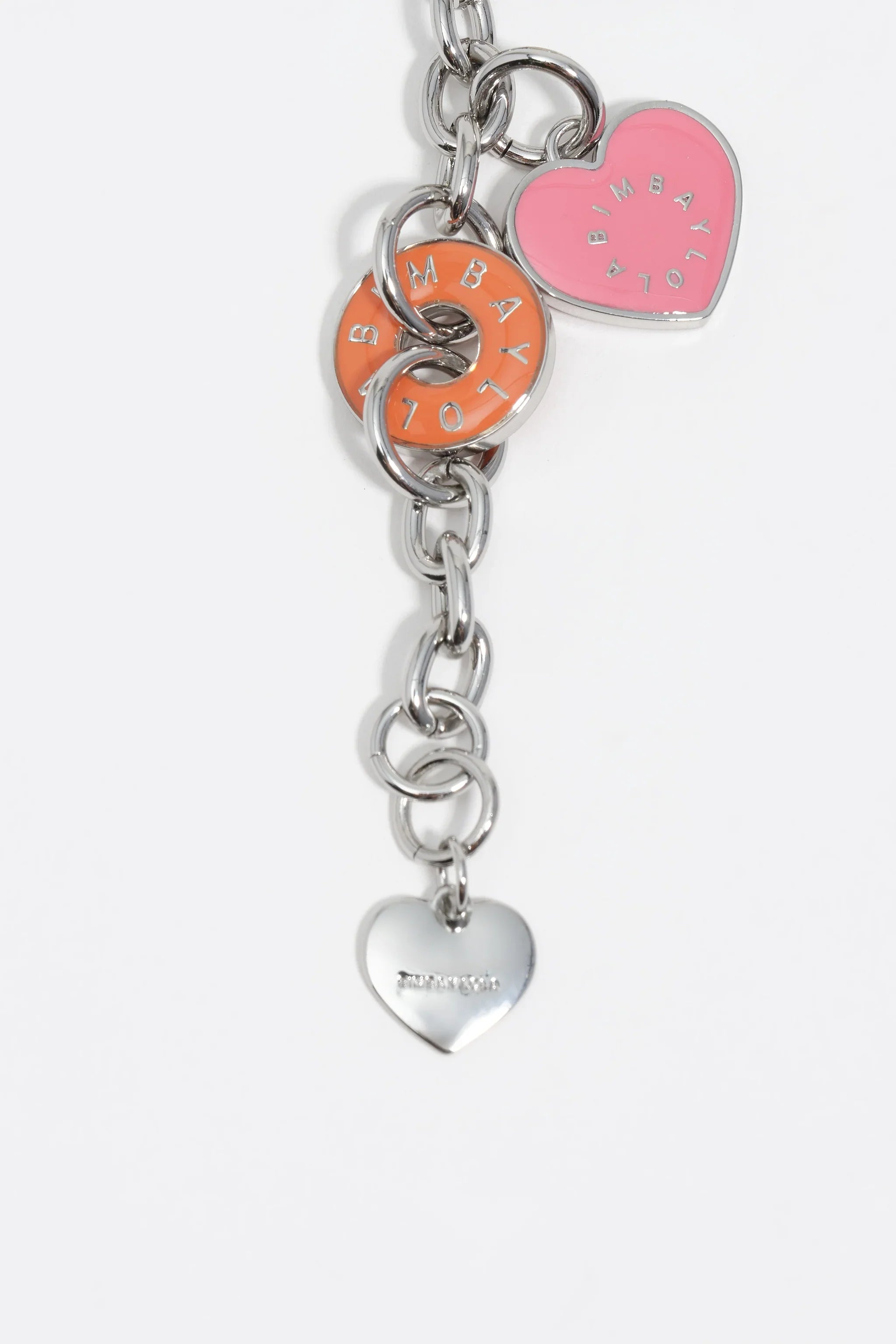 צ'ארם לגשר כסף מעוטר תליוני לב וכתום של BIMBA Y LOLA, אקססורי אופנתי ב-CHOZEN