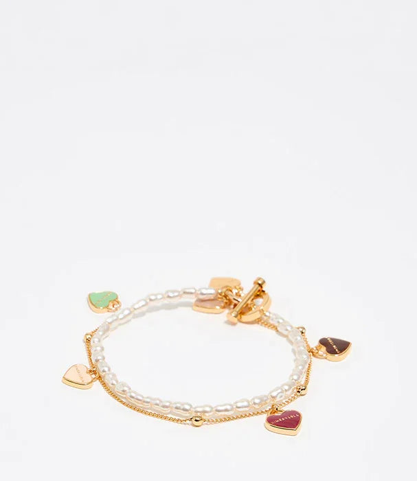 צמיד פנינים מוזהב עם תליוני לב צבעוניים, CHOZEN, תכשיט אופנתי בעיצוב יוקרתי