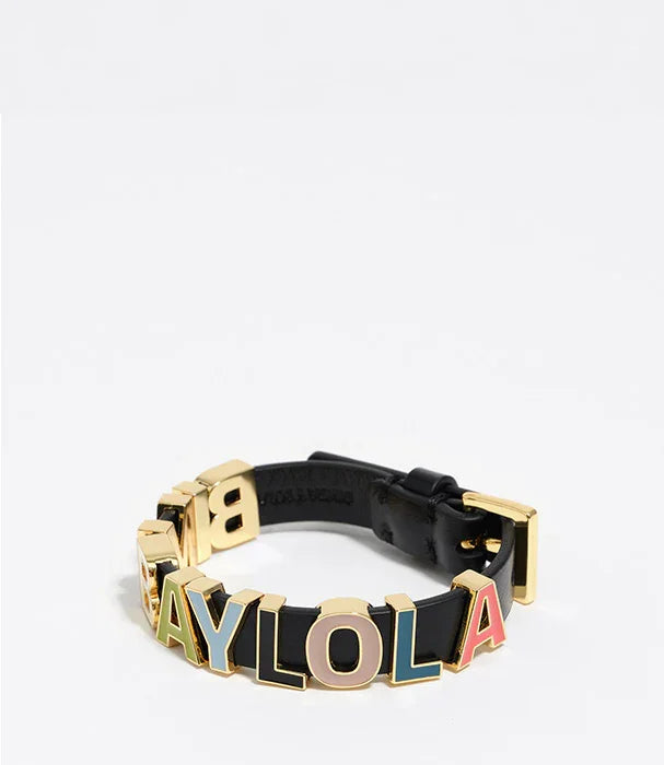 צמיד עור שחור בעיצוב אותיות צבעוניות עם סוגר זהב, מיתוג אופנתי מבית CHOZEN