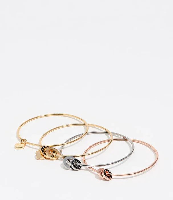 צמידי מתכת מעוצבים בשלושה צבעים שונים על רקע לבן, תכשיטים יוקרתיים CHOZEN