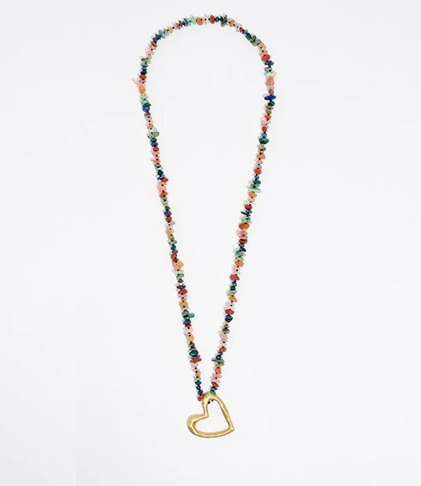 שרשרת צבעונית עם חרוזים ותליון לב זהב על רקע לבן, מבית CHOZEN