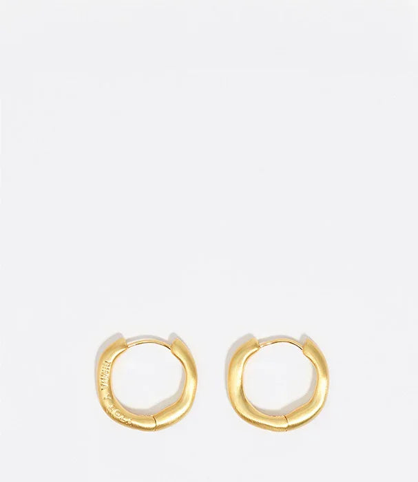 עגילי חישוק זהב אופנתיים מבית CHOZEN, צילום על רקע לבן, תכשיטים יוקרתיים לנשים