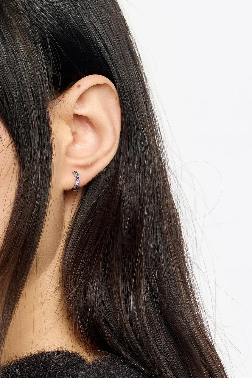 עגיל חישוק קטן עם אבנים צבעוניות על אוזן, תכשיטי CHOZEN, אלפא יבואן רשמי