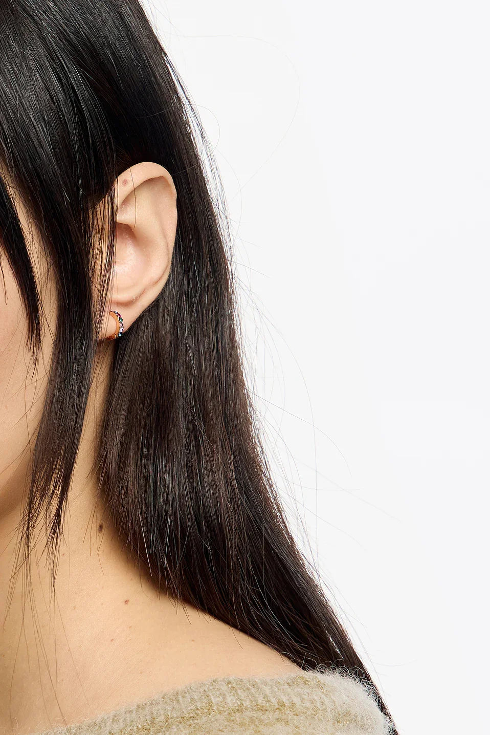 עגיל חישוק עם אבני חן צבעוניות על אוזן אישה, אופנה מבית CHOZEN