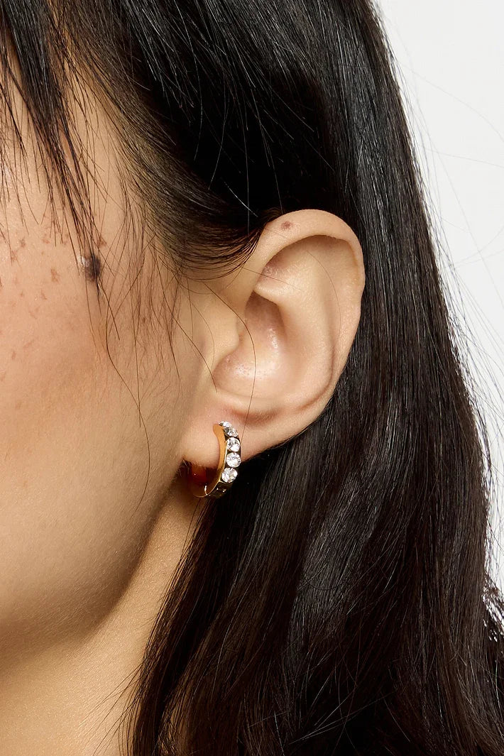 עגיל חישוק זהב עם אבני חן נוצצות על אוזן אישה, תכשיטי אופנה CHOZEN