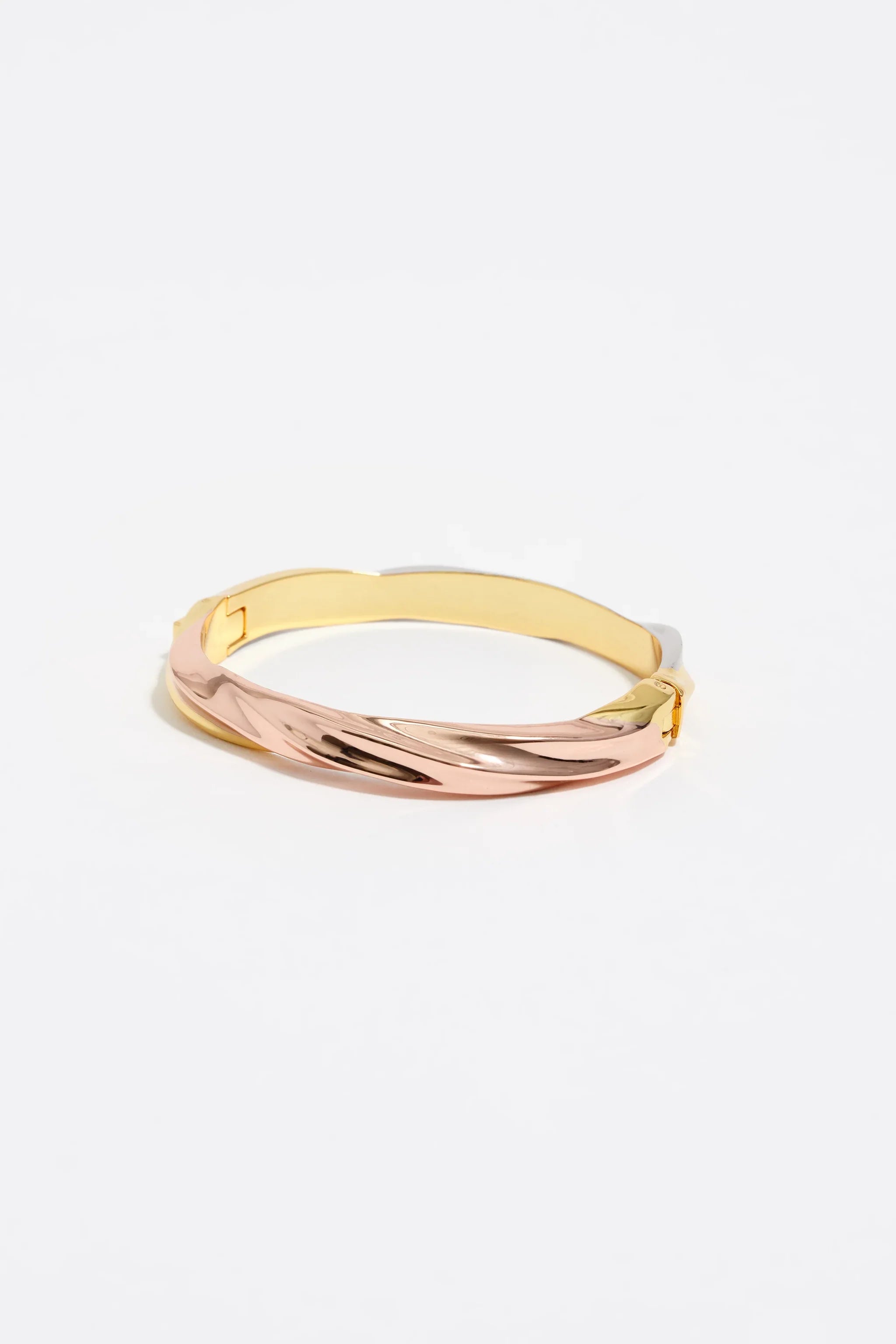 צמיד קשיח מוזהב עם טוויסט יוקרתי, עיצוב מודרני, מצולם על רקע לבן, CHOZEN מותגים מובילים