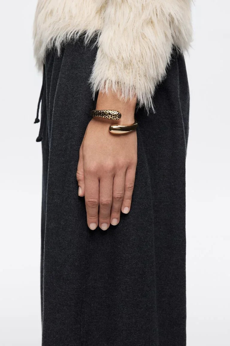 יד עם צמיד זהב מעוצב, שרוול פרוותי לבן, אופנה יוקרתית CHOZEN