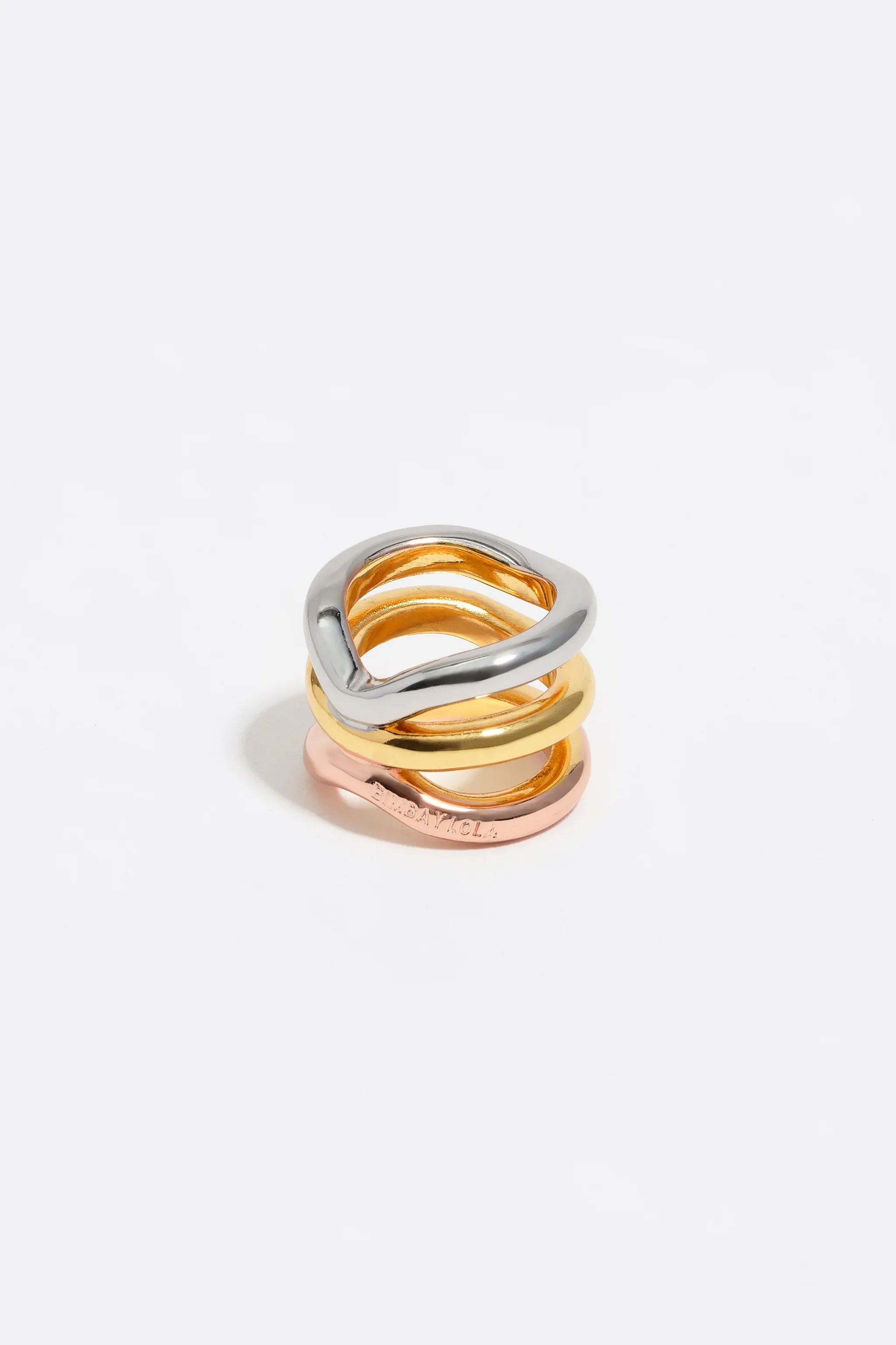 שלוש טבעות מעוצבות בצבעי זהב, כסף ונחושת על רקע לבן, מותג תכשיטים CHOZEN