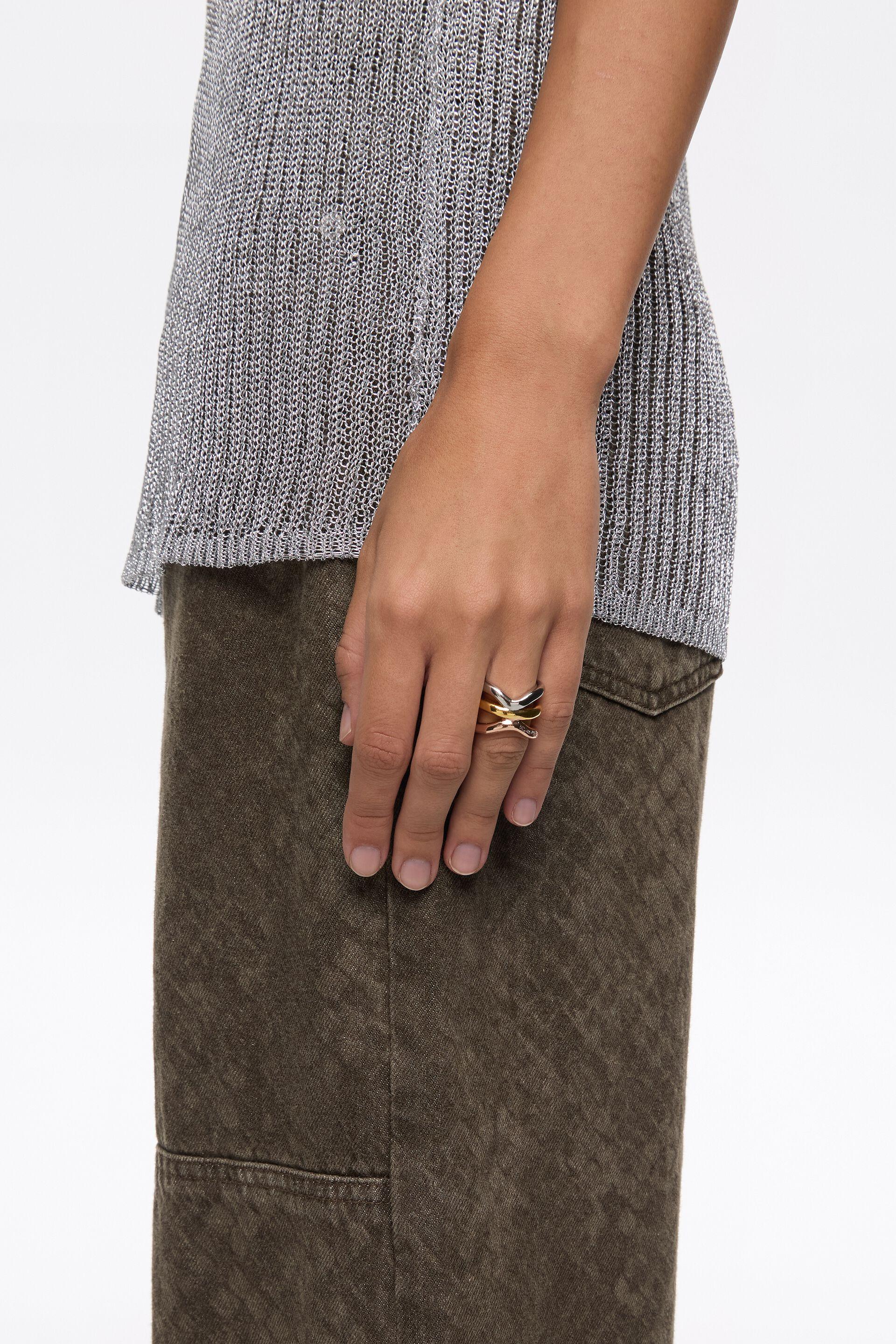 טבעת זהב וכסף על יד, חולצת סריג אפורה ומכנס ירוק, אופנה CHOZEN