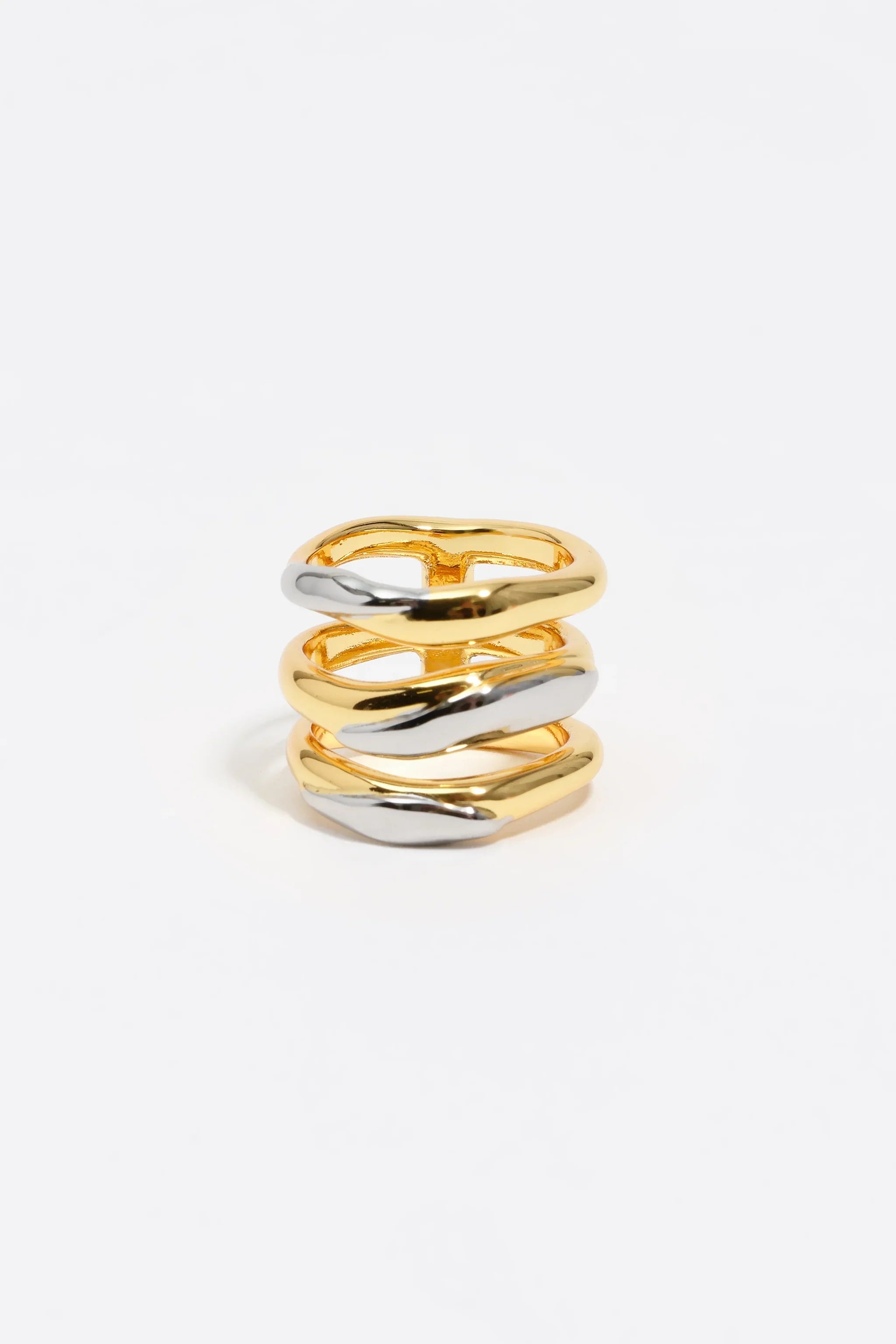 טבעת מעוצבת זהב וכסף עם שלושה פסים, תכשיטים יוקרתיים CHOZEN על רקע לבן