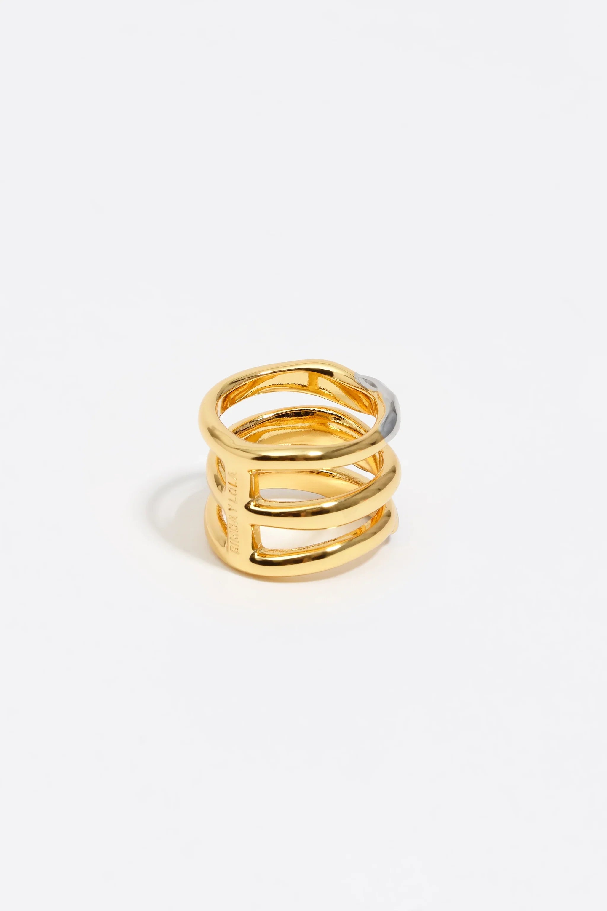 טבעת זהב בעיצוב מודרני עם פסים פתוחים, צילום מוצר נקי לאתר CHOZEN