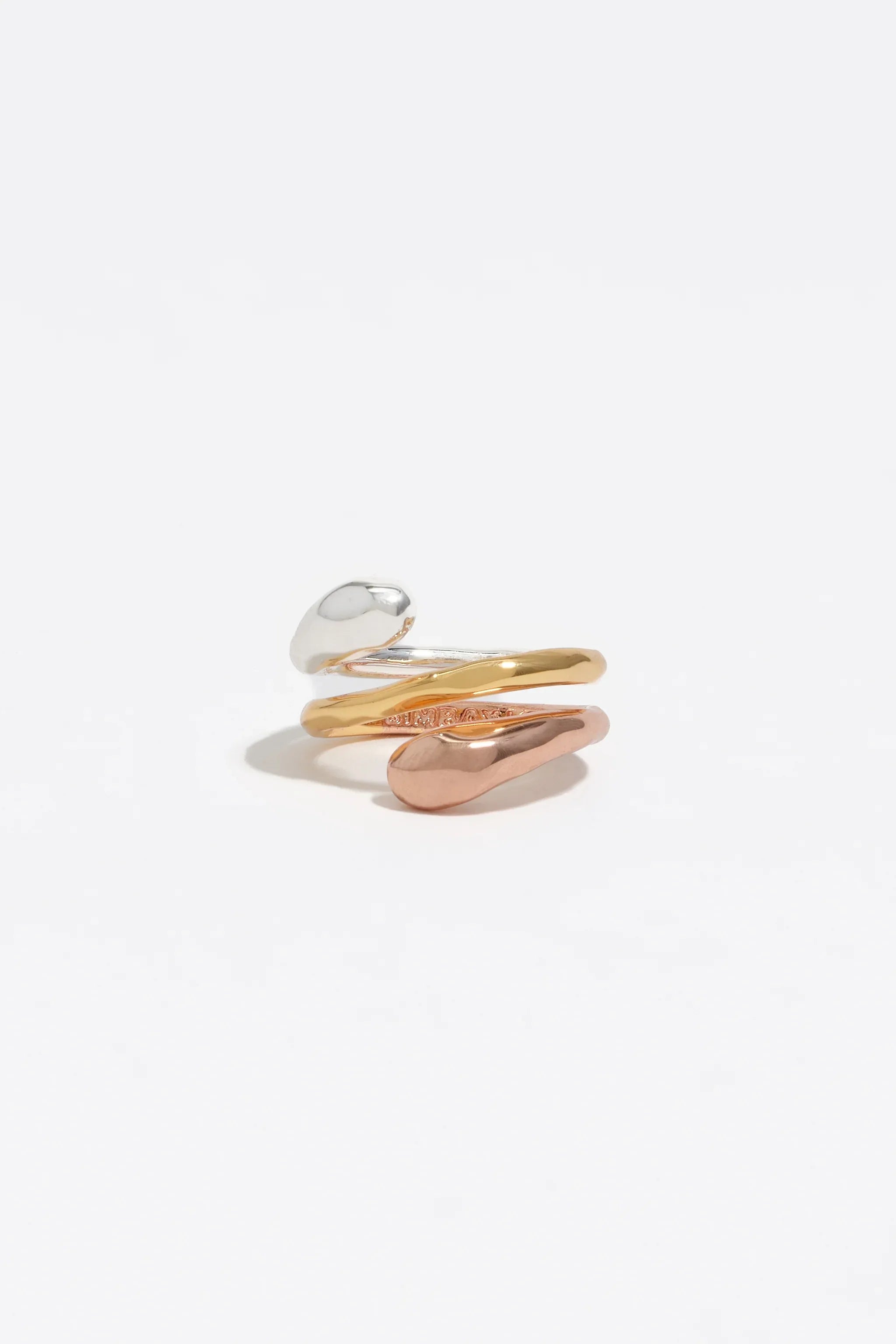 טבעת טריו משולבת זהב, כסף וזהב אדום מבית המותג CHOZEN על רקע לבן