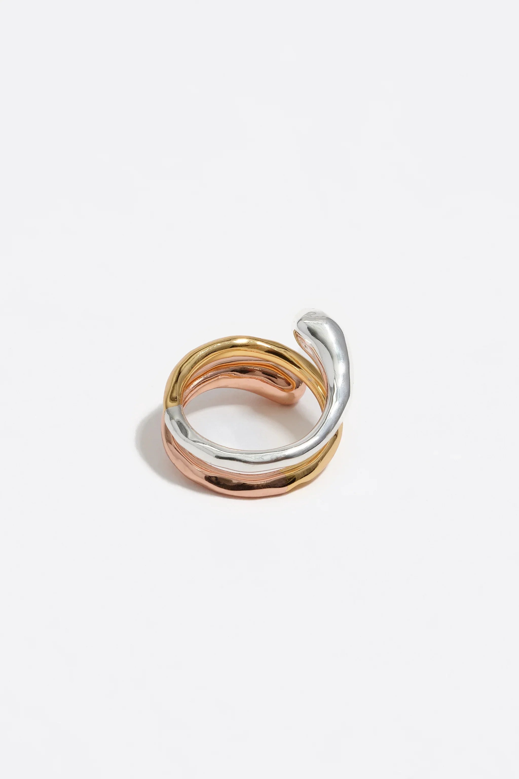 טבעת מעוצבת בשלושה צבעים, זהב, כסף ונחושת, רקע לבן, CHOZEN תכשיטים יוקרתיים