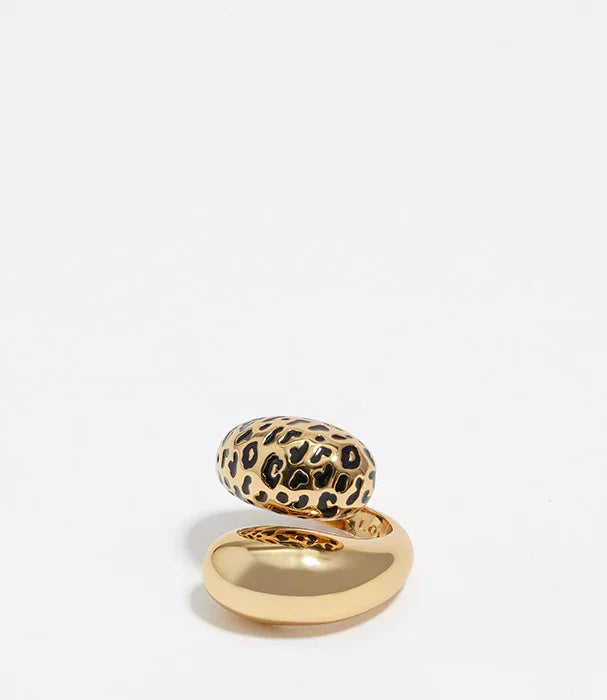 טבעות זהב בעיצוב מודרני, אחת עם דוגמת מנומר, על רקע לבן, CHOZEN מותגים מובילים