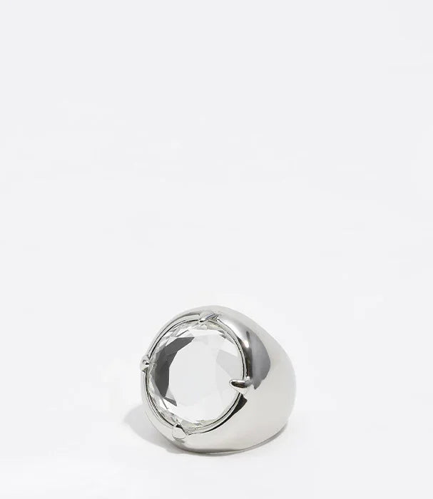 טבעת כסף עם אבן קריסטל עגולה, עיצוב יוקרתי מבית CHOZEN, רקע לבן