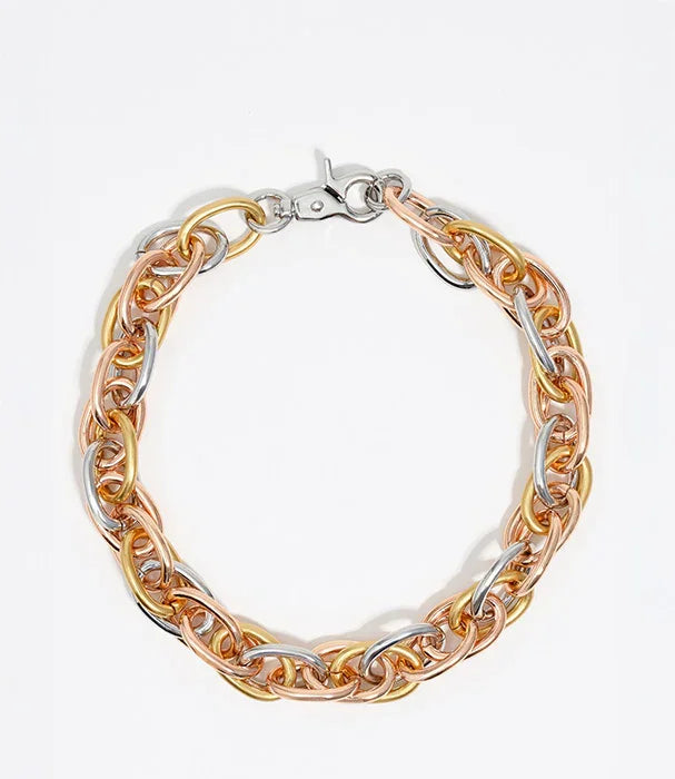 צמיד טוויסט בצבעי כסף וזהב על רקע לבן, תכשיט אופנתי מקבוצת אלפא, CHOZEN