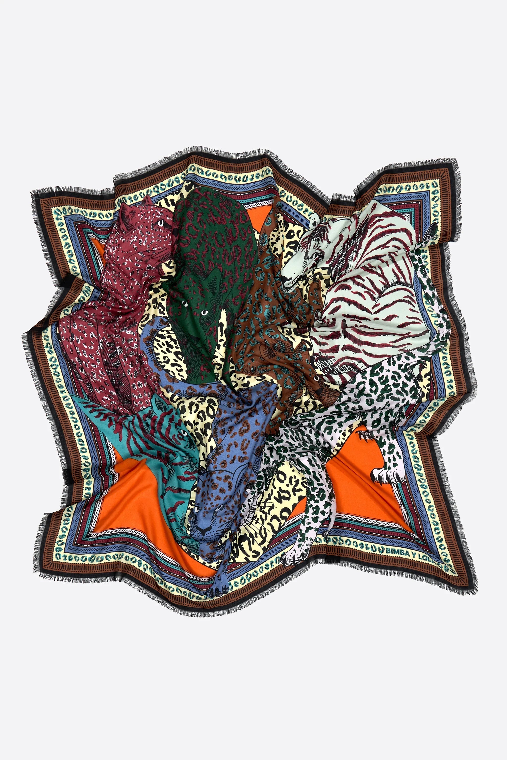 צעיף מעוצב של BIMBA Y LOLA, דוגמת נמרים צבעונית, רקע כתום, מבית קבוצת אלפא ב-CHOZEN
