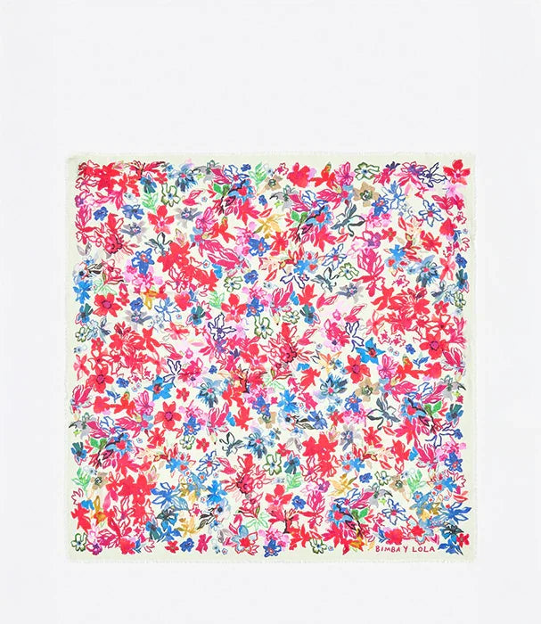 צעיף מעוצב בדוגמת פרחים צבעוניים, רקע לבן, אקססוריז אופנתי באתר CHOZEN