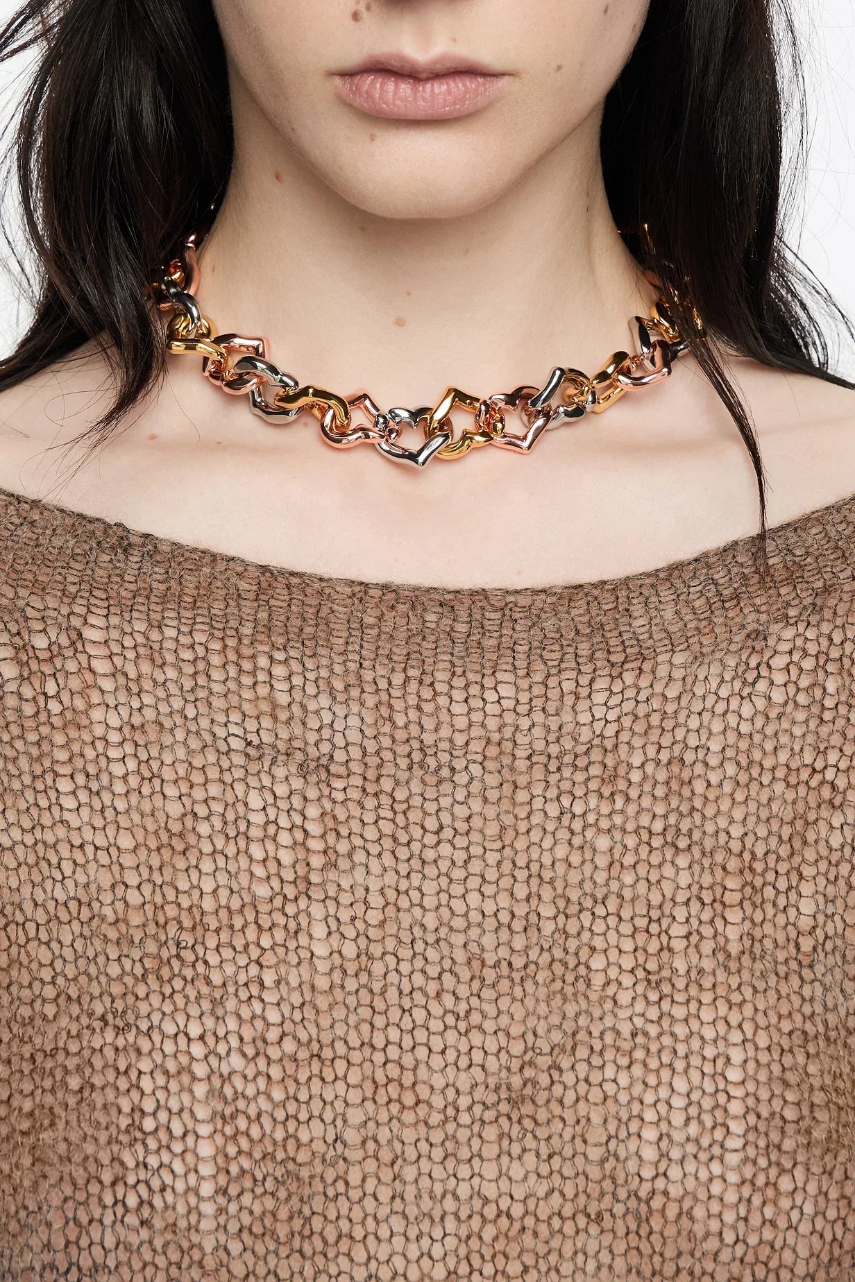 שרשרת קולר חוליות לבבות בצבעי זהב, כסף ונחושת על צוואר דוגמנית, אופנה CHOZEN