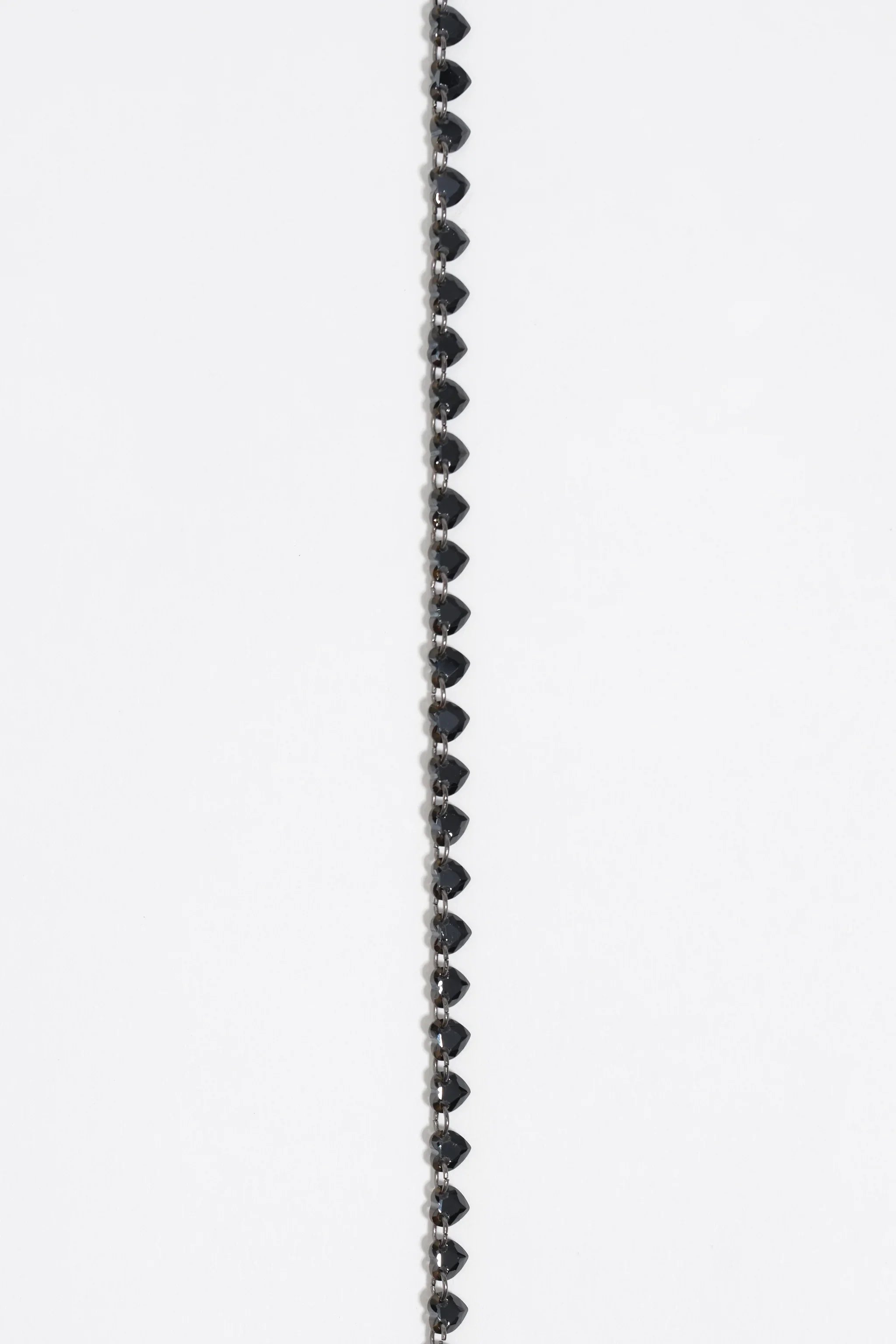 שרשרת עם חרוזים שחורים מבריקים על רקע לבן, תכשיט אופנה מבית CHOZEN