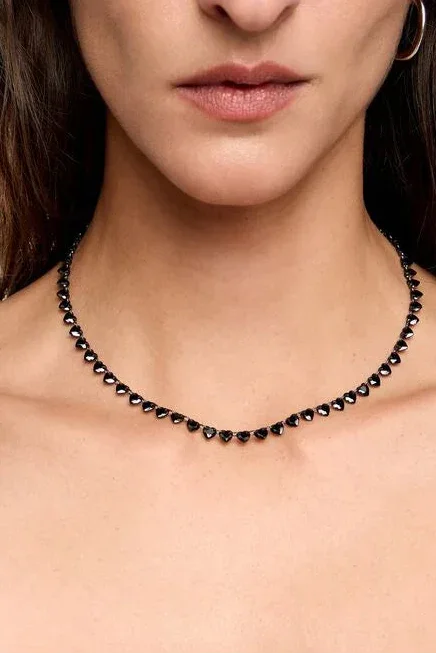 שרשרת קולר עדינה משובצת אבנים שחורות על צוואר אישה, קולקציית CHOZEN