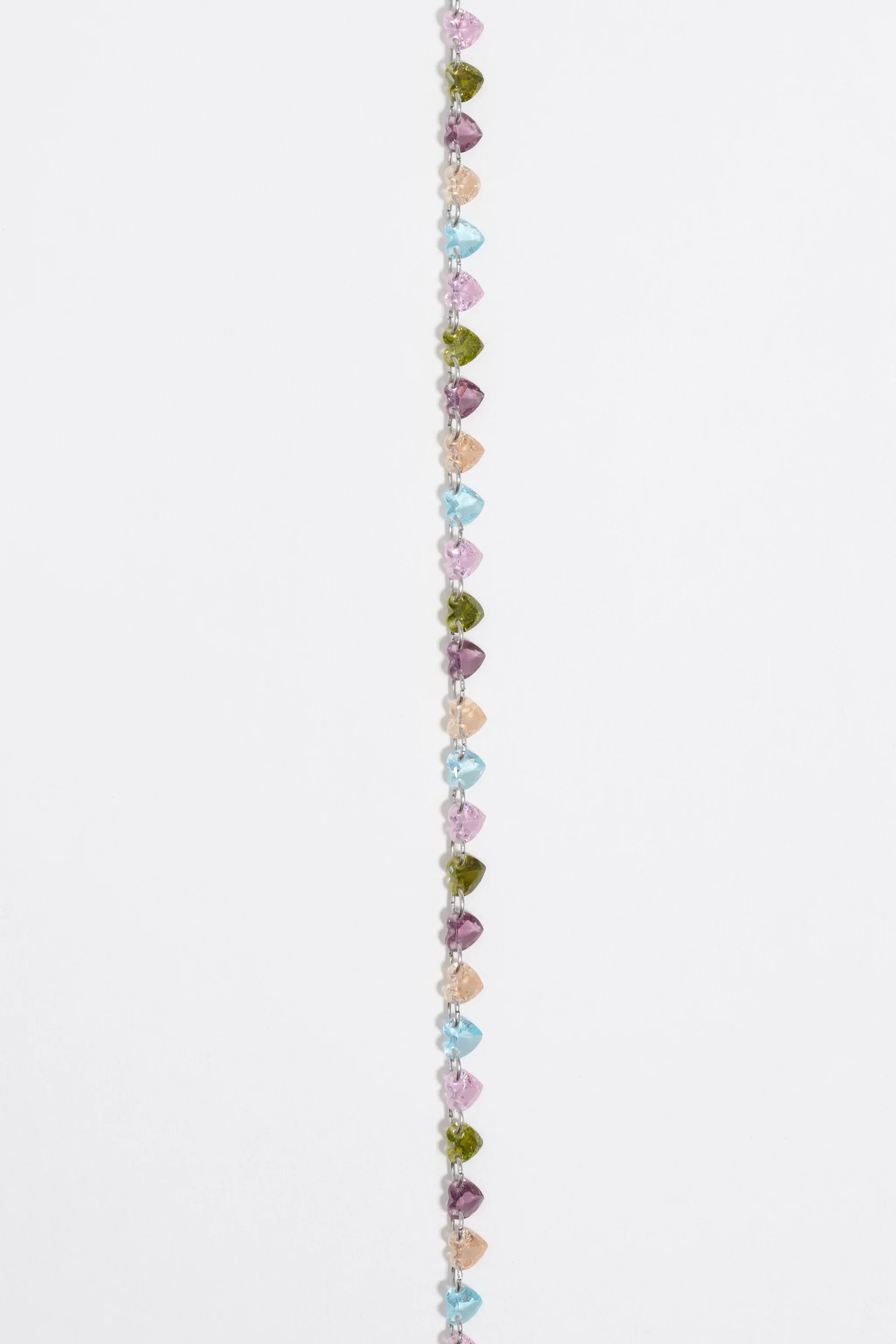 שרשרת חרוזים צבעונית במראה יוקרתי של CHOZEN על רקע לבן