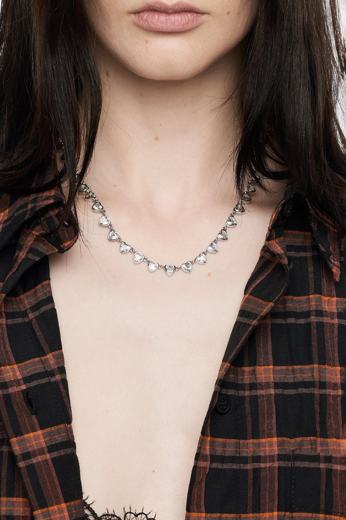 שרשרת כסף עם תליוני לב נוצצים על דוגמנית בחולצה משובצת, תכשיט אופנתי CHOZEN