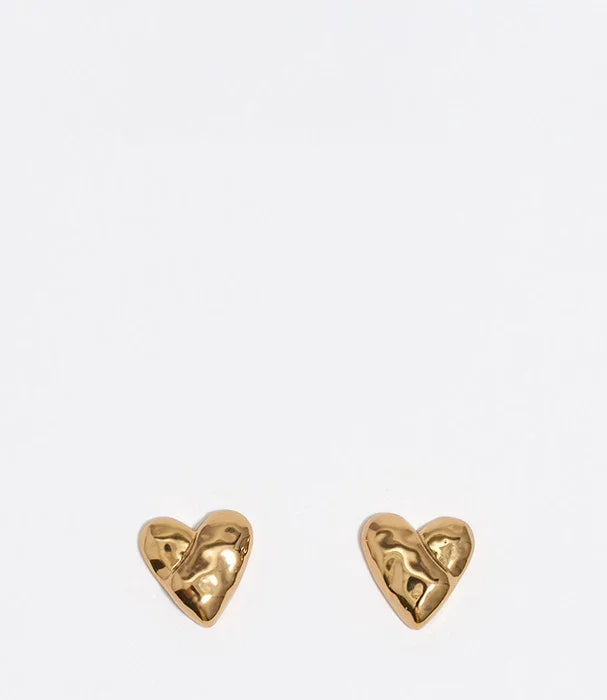 עגילי עקב זהב בצורת לב מבית CHOZEN, עיצוב מודרני יוקרתי על רקע לבן