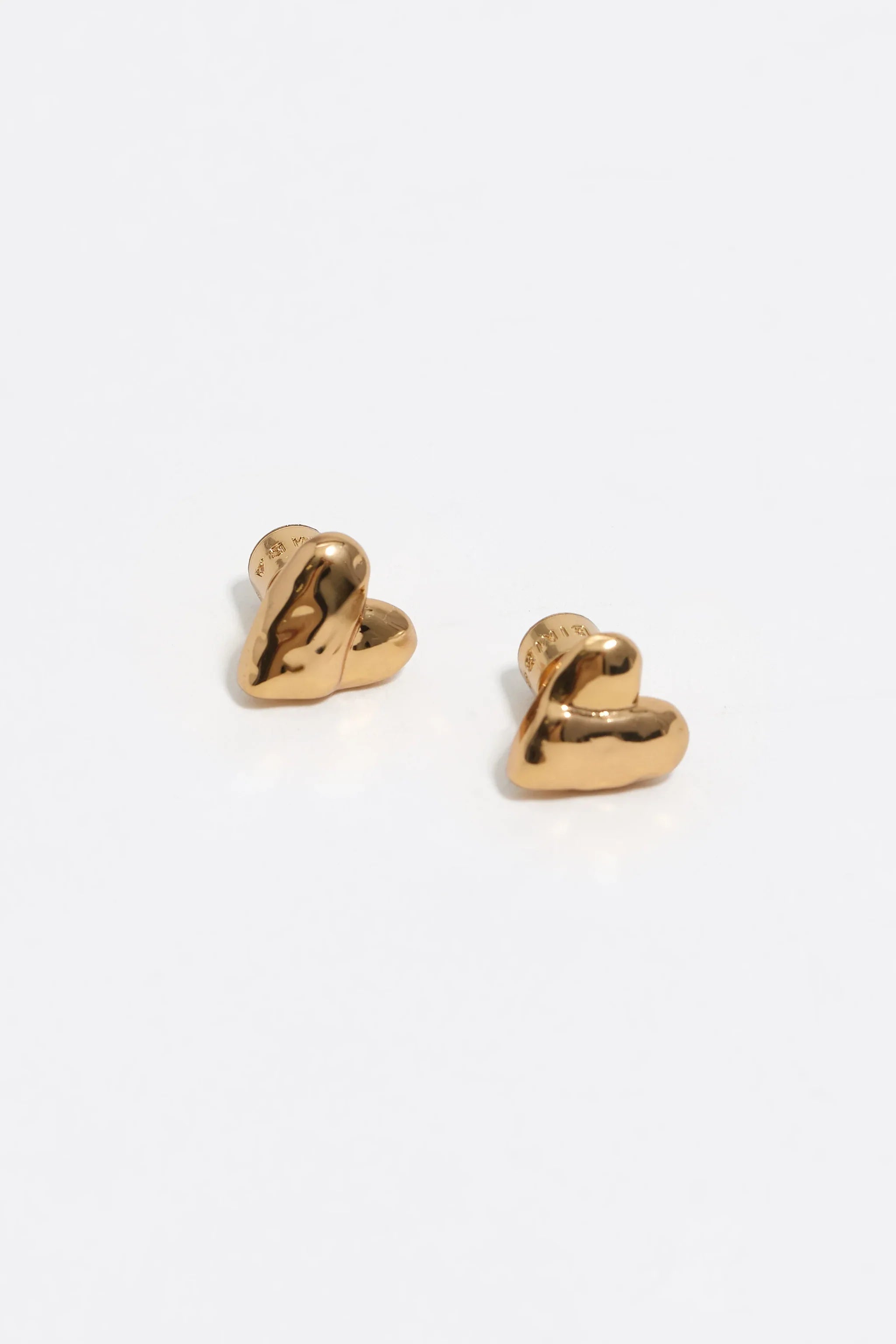 עגילי גולדפילד בעיצוב לב מודרני על רקע לבן, תכשיטי אופנה CHOZEN