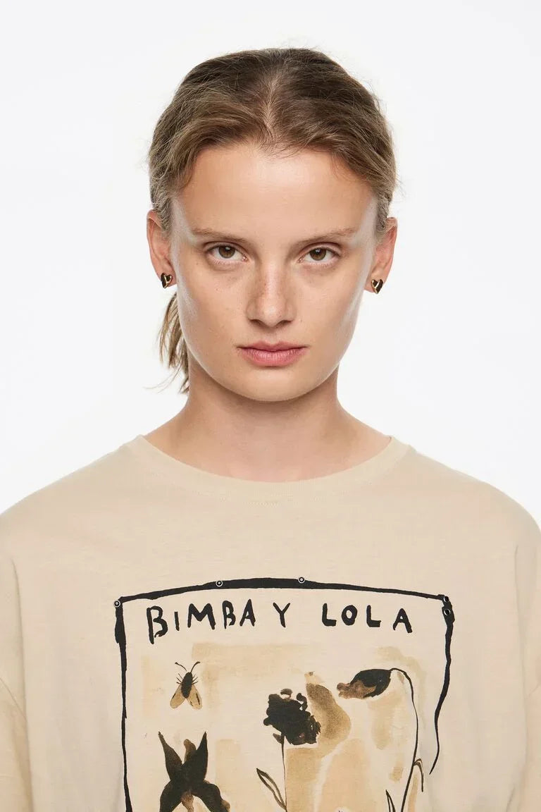 דוגמנית עם שיער אסוף וחולצת Bimba Y Lola, אופנת נשים CHOZEN מותגים מובילים