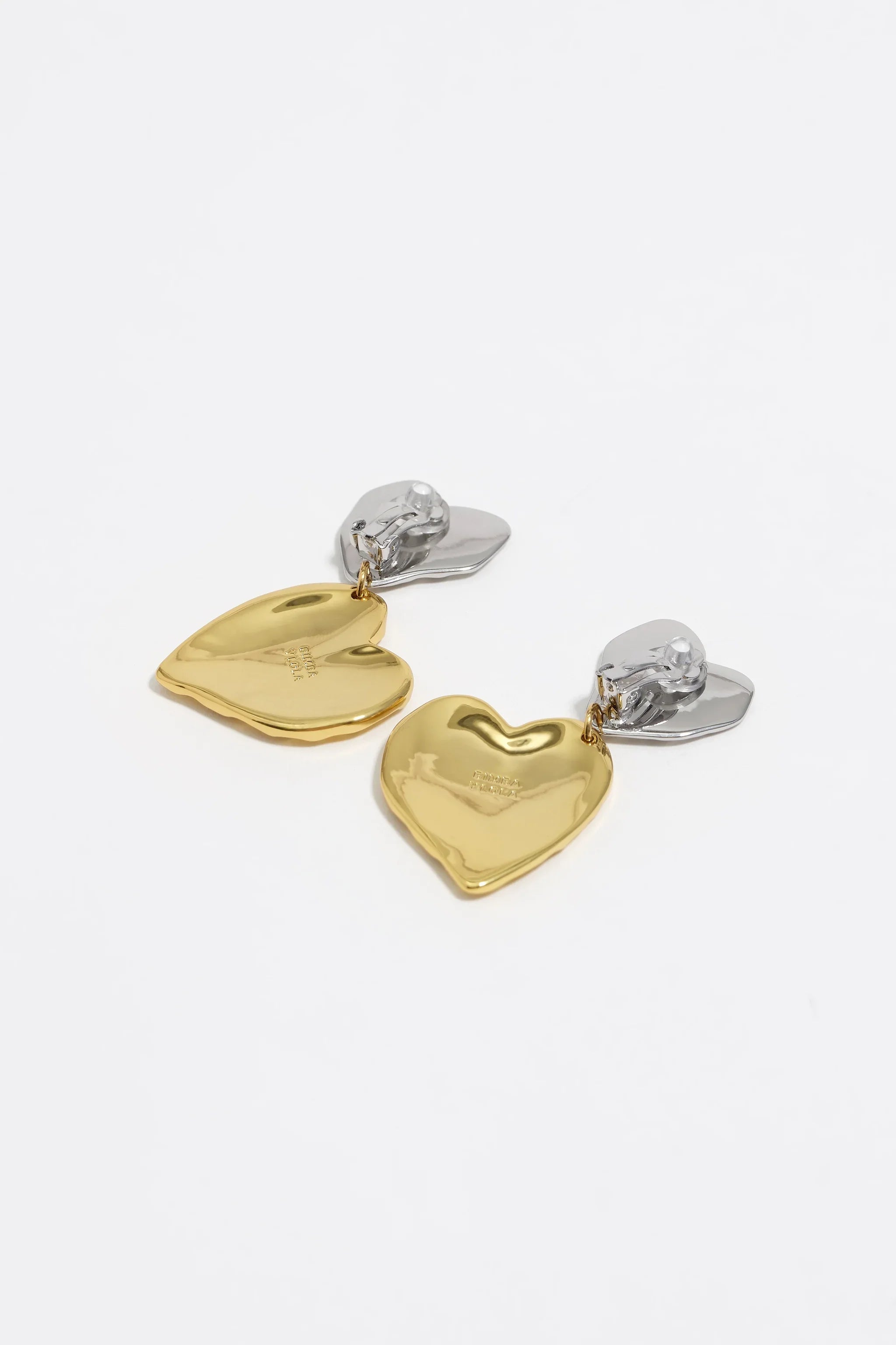 עגילי תליון לב זהב וכסף מבריק מבית CHOZEN, על רקע לבן, תכשיטי אופנה יוקרתיים