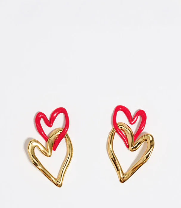 עגילי לב זהב ואדום מעוצבים, תכשיטי אופנה CHOZEN, צילום על רקע לבן