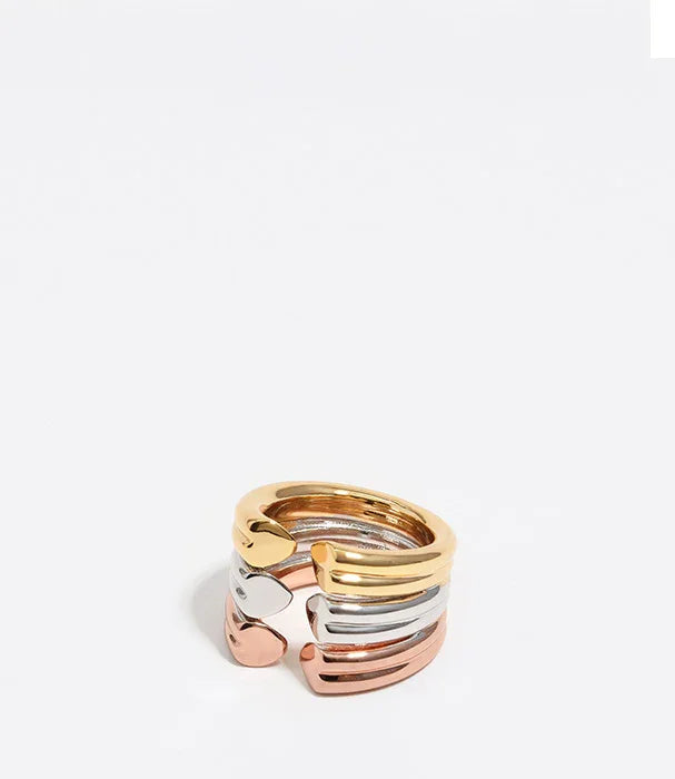 טבעת משולשת בגווני זהב, כסף ונחושת עם לבבות, עיצוב יוקרתי מבית CHOZEN