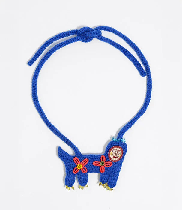 קולר סרוג בעבודת יד בצורת כלב כחול עם פרחים צבעוניים, עיצוב ייחודי באתר CHOZEN