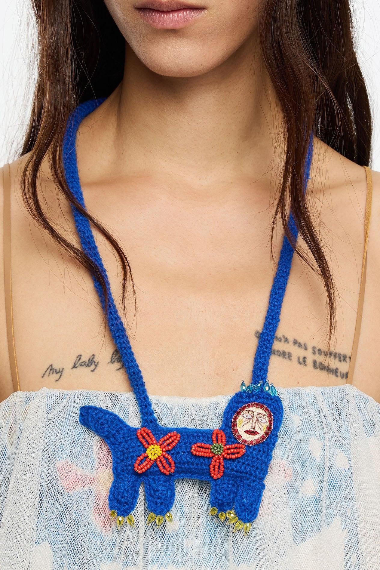 שרשרת סרוגה בעבודת יד בצורת חיה כחולה עם קישוטי חרוזים, מיתוג CHOZEN