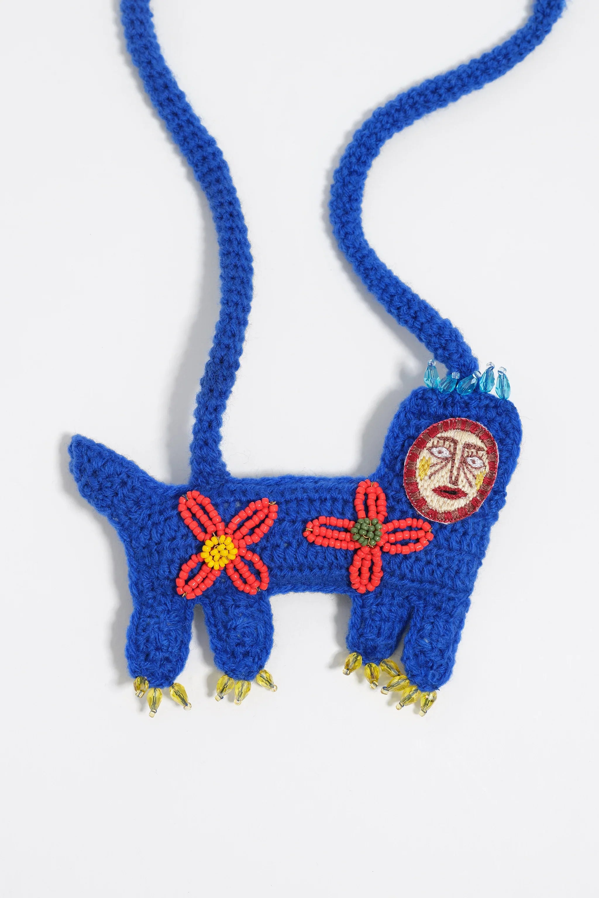 שרשרת סרוגה בעבודת יד בצורת חיה כחולה עם פרחים ואבנים צבעוניות, מבית CHOZEN