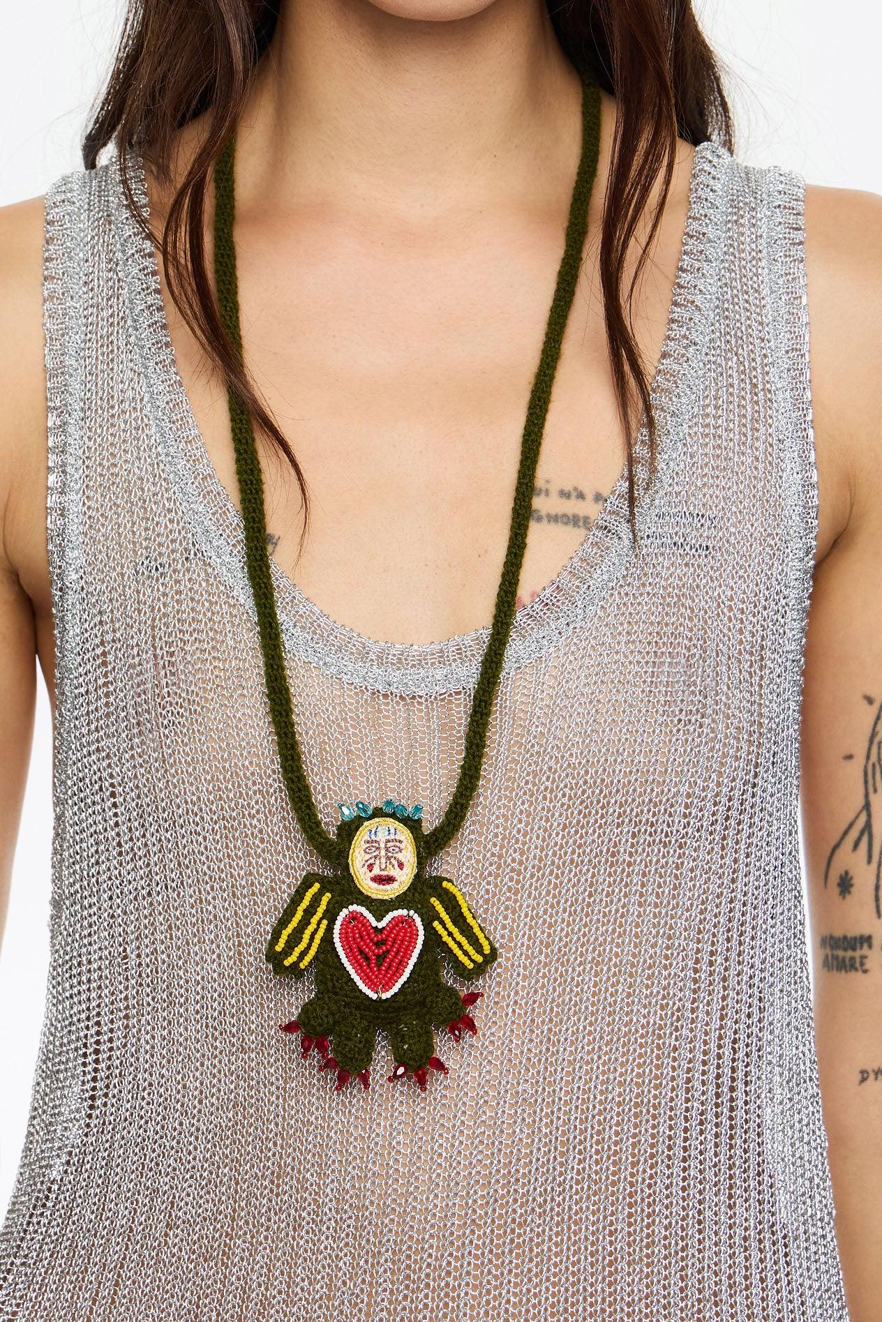 שרשרת סרוגה בעבודת יד עם תליון צבעוני על דוגמנית, אופנה ייחודית CHOZEN