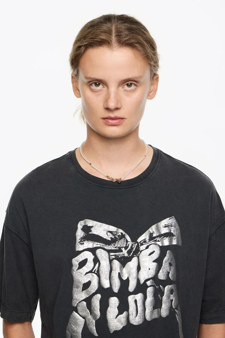 אישה לובשת חולצת טי שחורה עם הדפס Bimba Y Lola, ביגוד אופנתי מקבוצת אלפא ב-CHOZEN