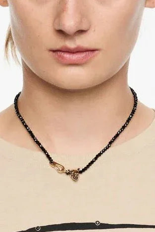 שרשרת חרוזים שחורים עם תליון זהב, צילום תקריב לאישה, CHOZEN מותגים מובילים