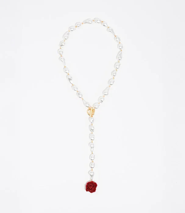 שרשרת פנינים לבנה עם תליון ורד אדום וסוגר זהב, אקססוריז יוקרתי מבית CHOZEN