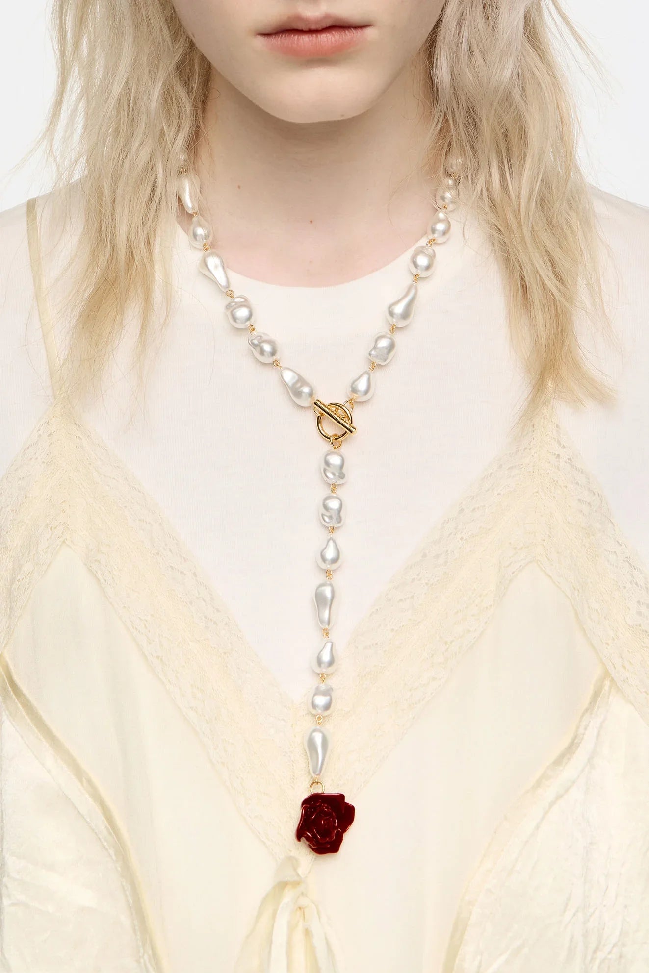 שרשרת פנינים מעוצבת עם תליון ורד אדום, צילום קולקציית תכשיטים CHOZEN