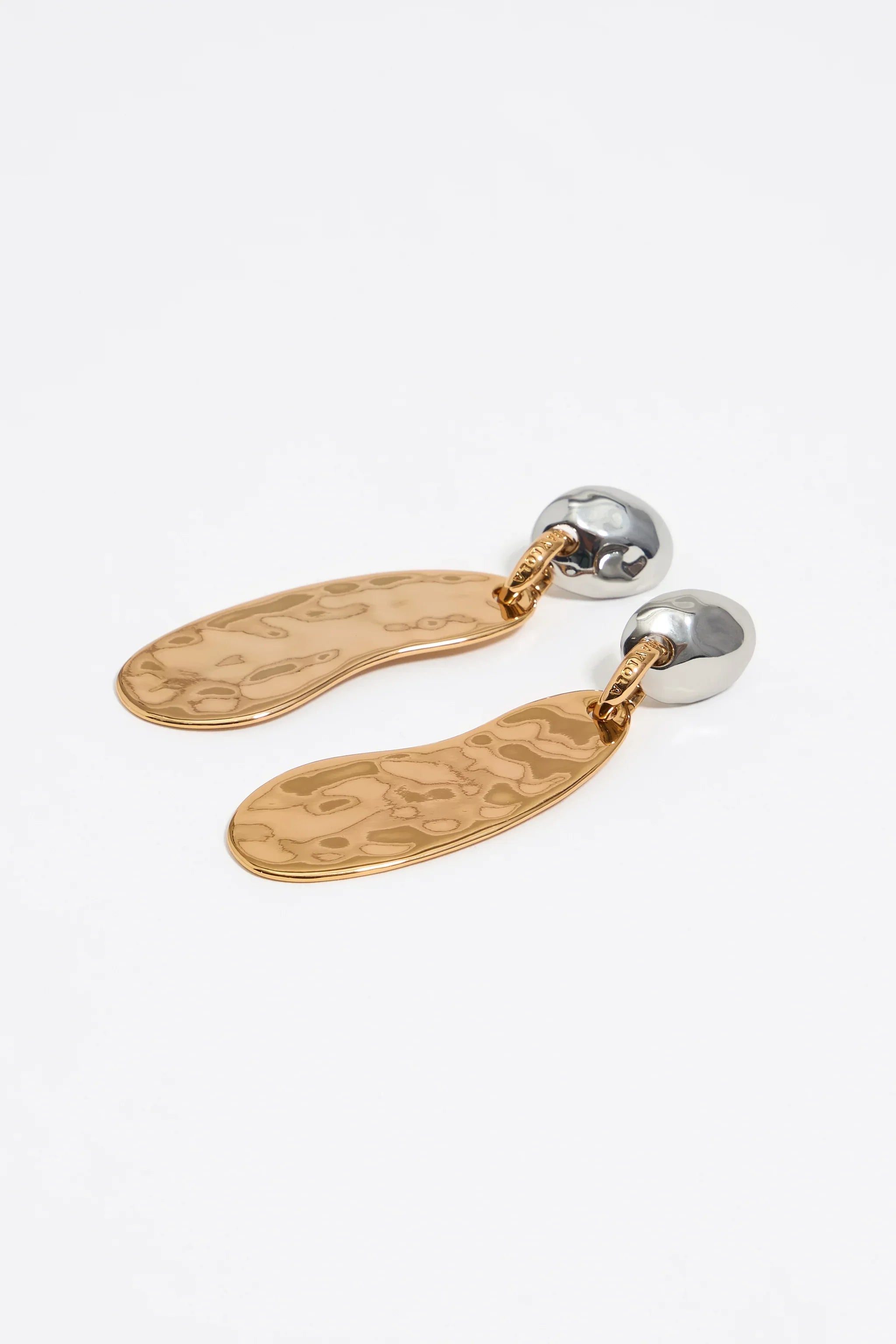 עגילים תלויים זהב וכסף בעיצוב מודרני על רקע לבן, מהמותגים הנבחרים ב-CHOZEN